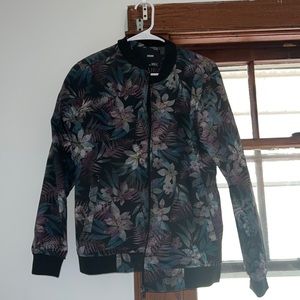 A fashion piece bomber that looks classy yet flashy.